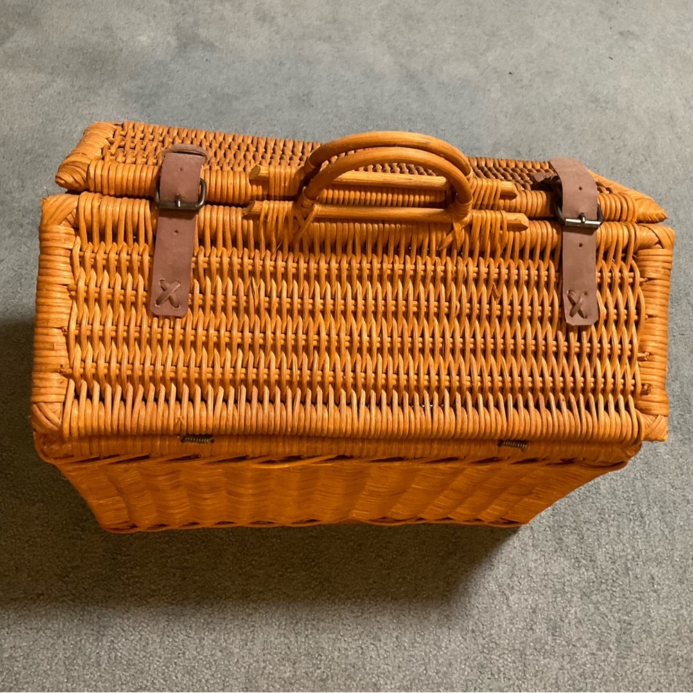 Crate and barrel picnic set. Unused.